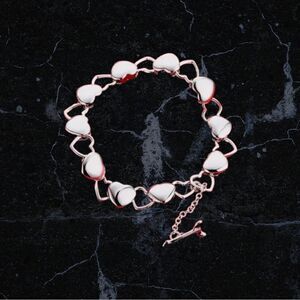 ‎HEART BRACELET WITH ARROW CLASP SS925